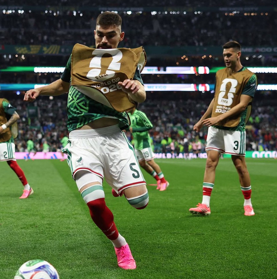 César Montes Johan Vásquez futbol